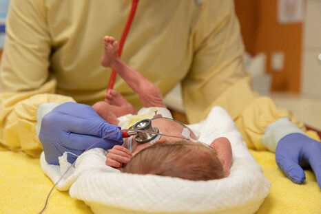 Pflege von zu früh geborenen Säuglingen