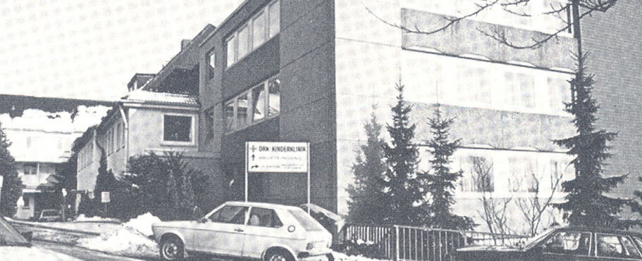 Eine Außenaufnahme vom Krankenhaus aus dem Jahr 1973