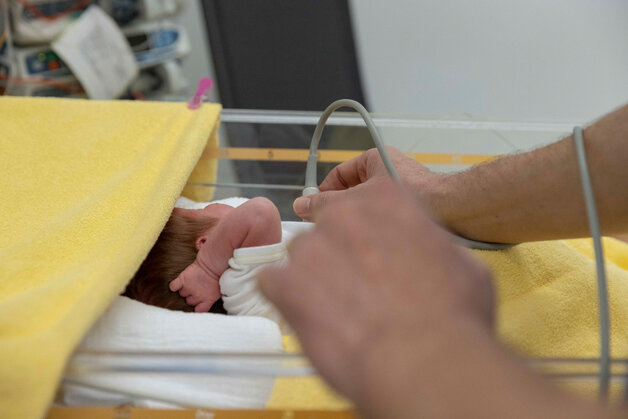 Ultraschall Untersuchung bei einem Säugling