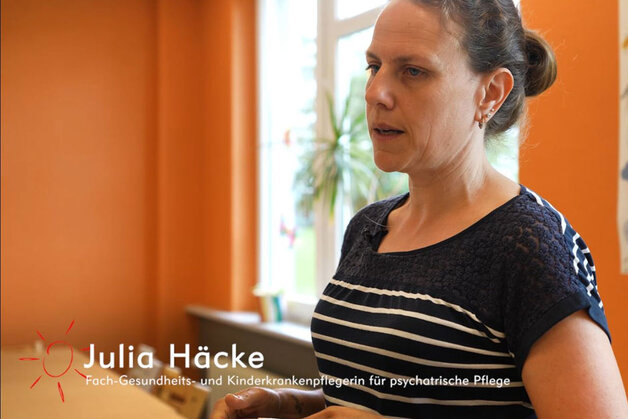 Eine Pflegefachkraft der Tagesklinik für Kinder- und Jugendpsychiatrie