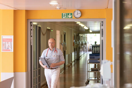 Arzt auf dem Weg zur Visite