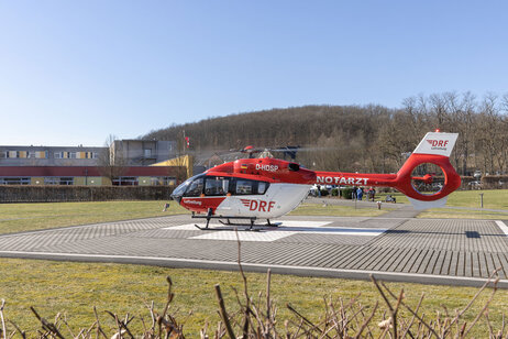 Ein Hubschrauber landet