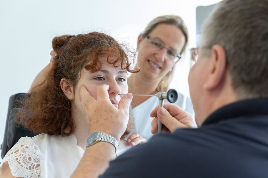 Nebenhöhlen einer jungen Frau werden untersucht