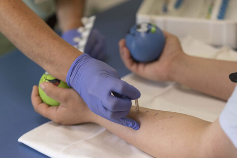 Ein Kind bekommt einen Prick Test