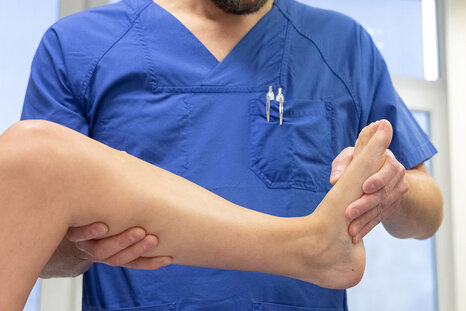 Test der Beweglichkeit von Knie und Fuß