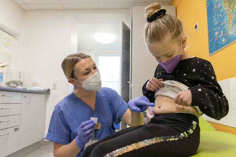 Ein an Diabetes erkranktes Kind lernt, sich Insulin zu spritzen