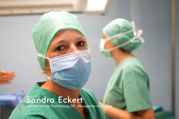 Eine Mitarbeiterin im OP stellt ihre Arbeit vor