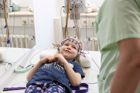 Ein Kind bekommt ein EEG
