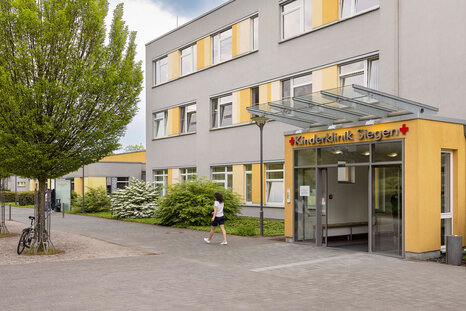 Der Eingangsbereich der DRK Kinderklinik am Wellersberg