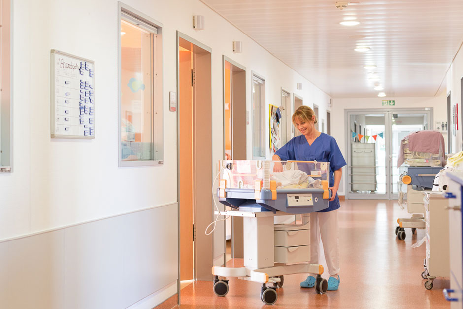 Ein Säugling im Wärmebett